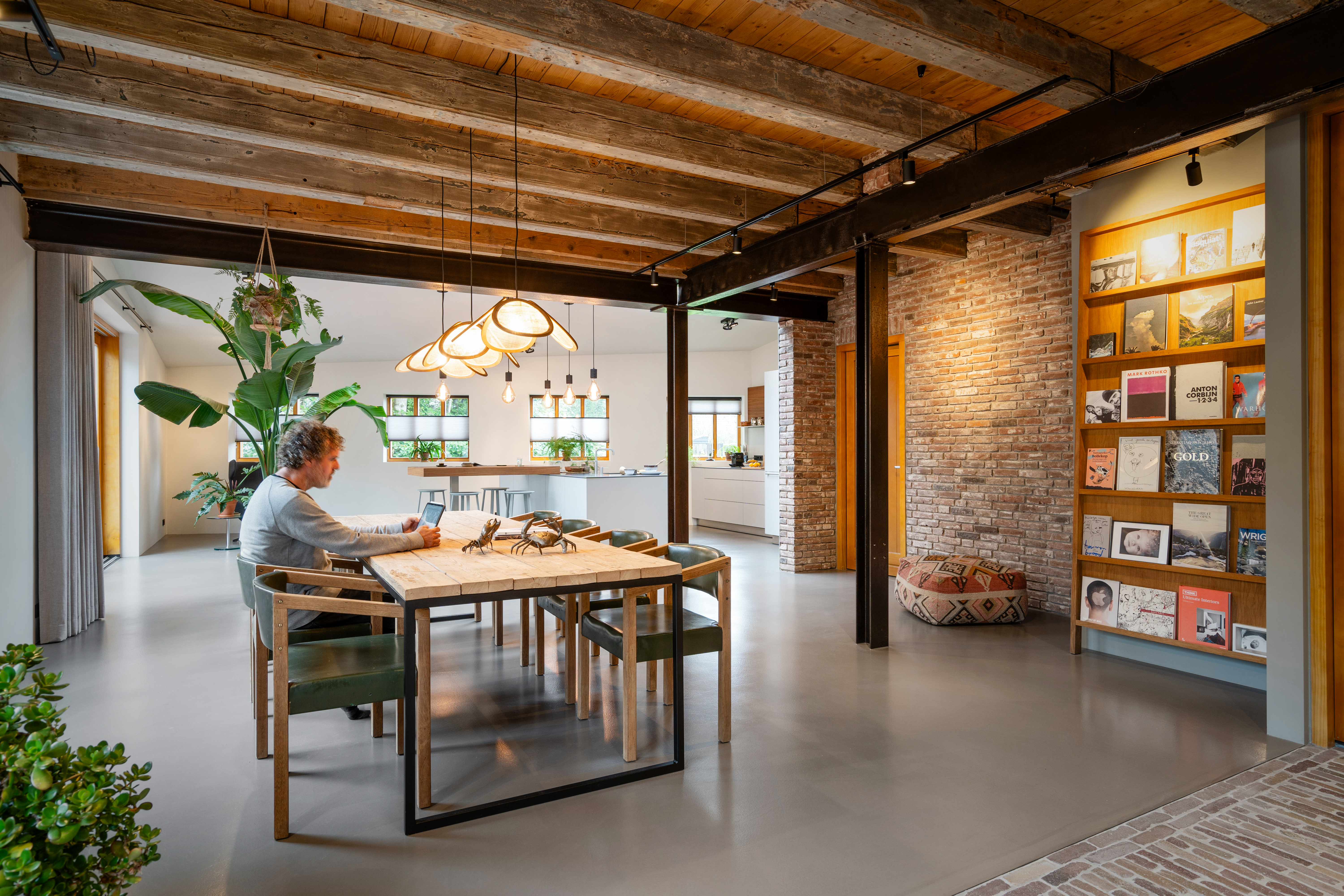 industriële keuken in platina grijs met noten bar en achterwand, foto 5